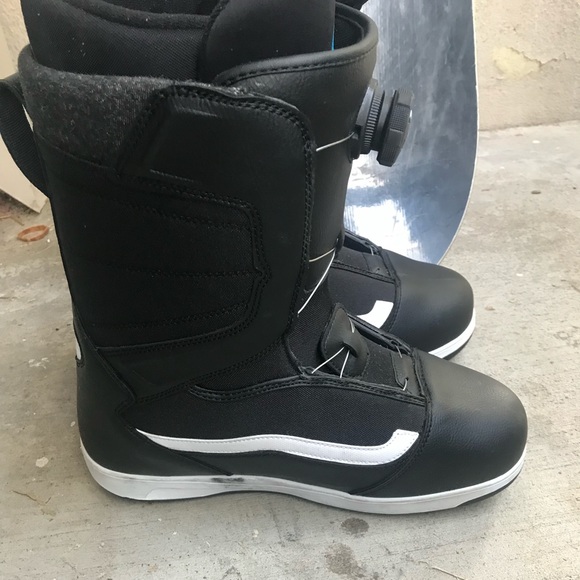 Snow board, with dragon and bolle goggles-n-boots - Picture 4 of 8